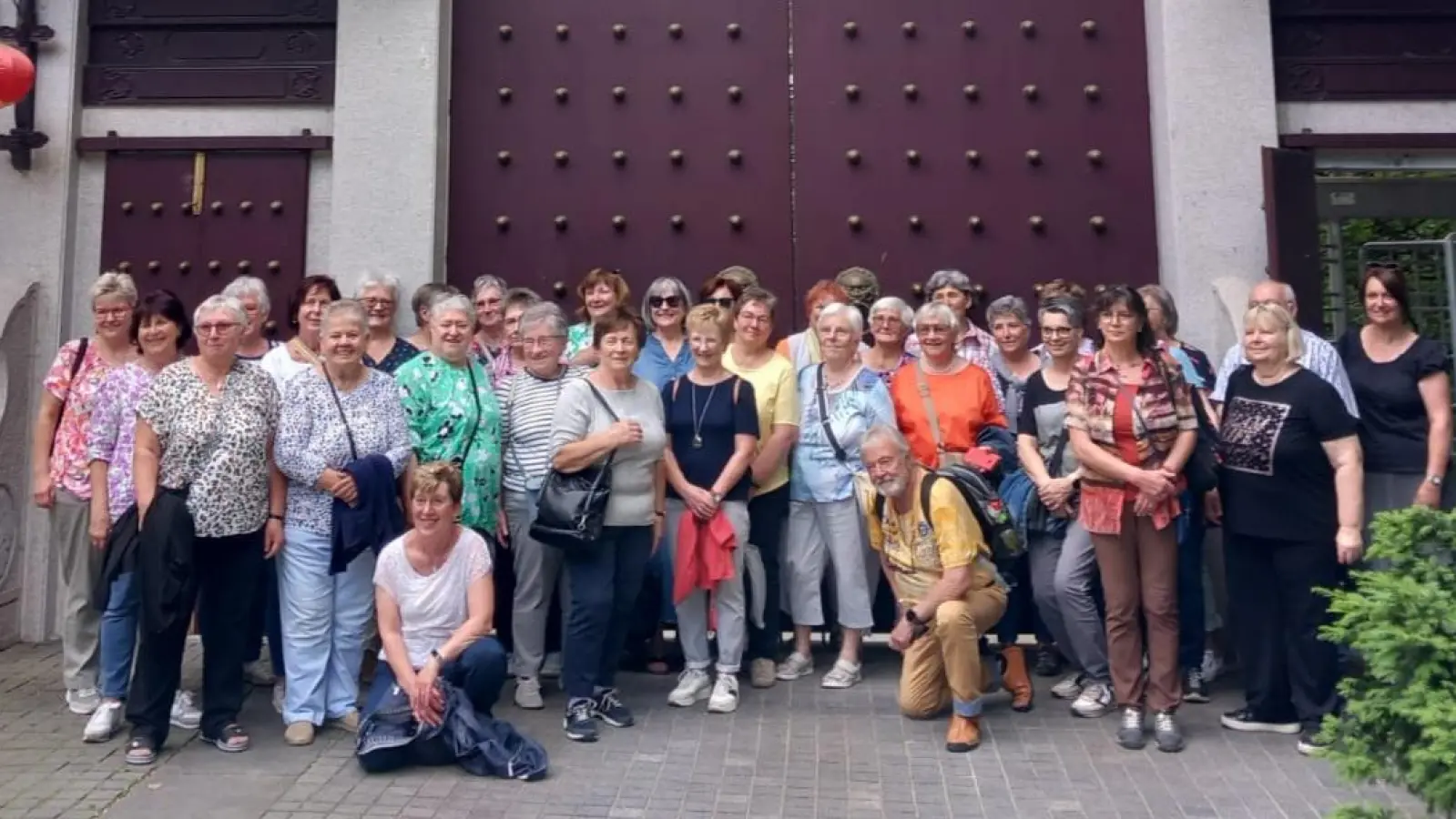 Gruppenfoto der Teilnehmerinnen und Teilnehmer vor dem Chinesischen Ehrentor. (Bild: Angelika Vogl)