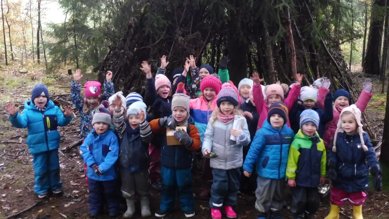 Große Freude herrschte bei den Kindergartenkindern über das neue Tipi.  (Bild: Christine Stuiber)