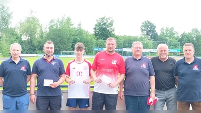 Glückwünsche an die Platzierten des Elfmeterschießens (von links): Stefan Posset (Organisator), Johannes Aigner (FW Weiherhammer), Timo Kraus (FC Haudanehm), Michael Stregl (Bayernfanclub Pirk), Hans Heibl (Vorsitzender Bayernfanclub Weiherhammer), Bürgermeister Ludwig Biller und Stefan Schwarzmeier (Organisator) (Bild: Stefan Schwarzmeier/exb)