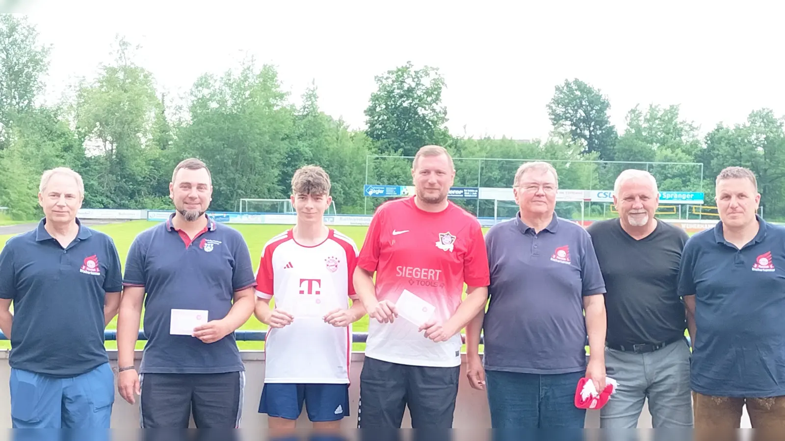 Glückwünsche an die Platzierten des Elfmeterschießens (von links): Stefan Posset (Organisator), Johannes Aigner (FW Weiherhammer), Timo Kraus (FC Haudanehm), Michael Stregl (Bayernfanclub Pirk), Hans Heibl (Vorsitzender Bayernfanclub Weiherhammer), Bürgermeister Ludwig Biller und Stefan Schwarzmeier (Organisator) (Bild: Stefan Schwarzmeier/exb)