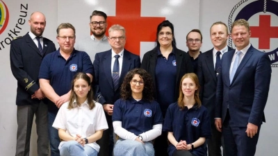 Im Bild von links nach rechts; erste Reihe sitzend: Emily Fernandez-Diez, Anna-Lena Männl, Katharina Elbel<br>Zweite Reihe stehend: Jürgen Dobmeier, Harald Pelz, Jessica Troppmann, Stefan Pelz, Stefan Grillmeier<br>Dritte Reiher stehend: Gerald Riederer, Sven Lehner, Fabian Weinberger (Bild: Rebekka Müller)