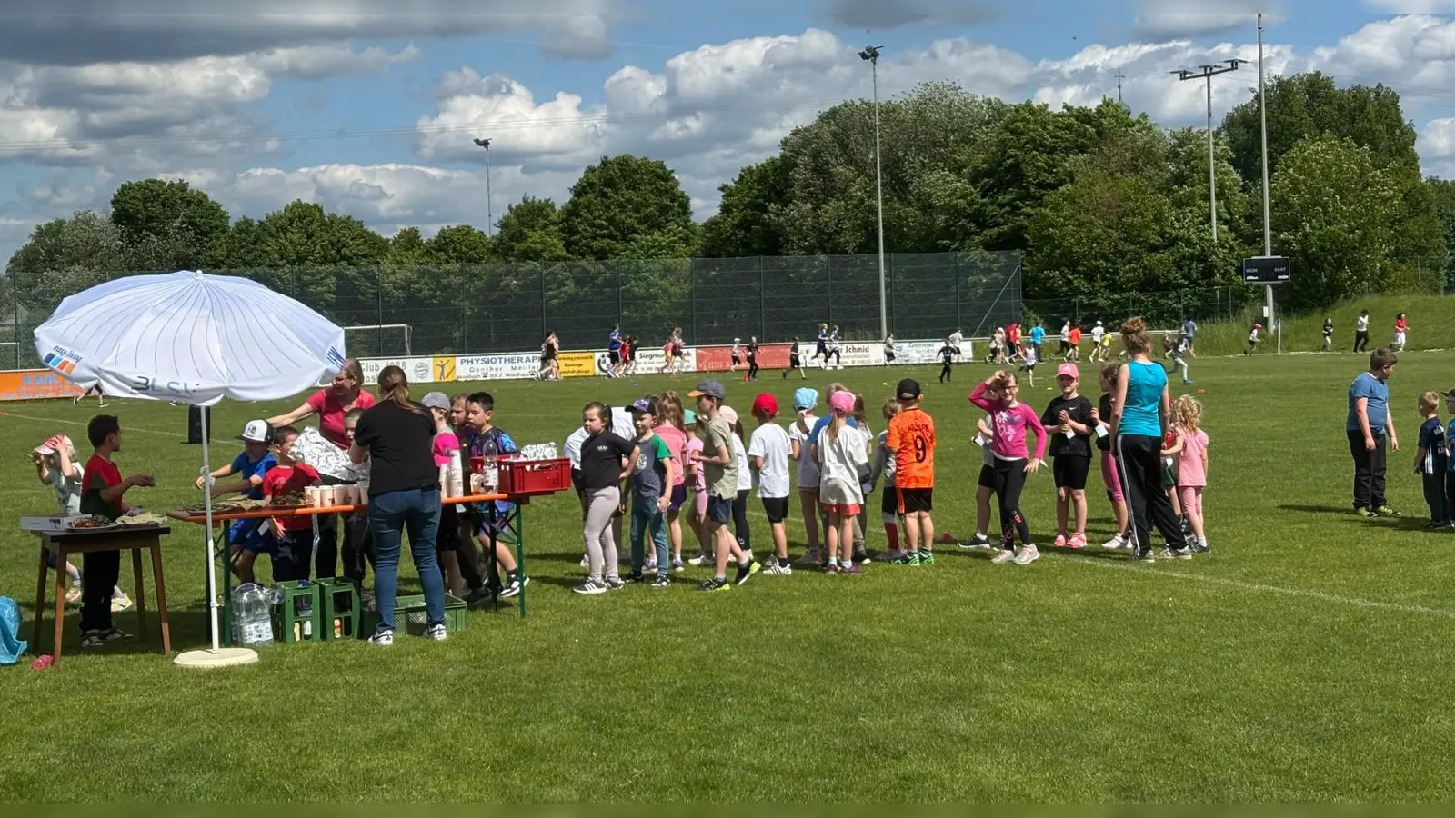 Teilnehmer des Sponsorenlaufs der Trautwein-Grundschule Moosbach (Bild: Maria Neubauer)