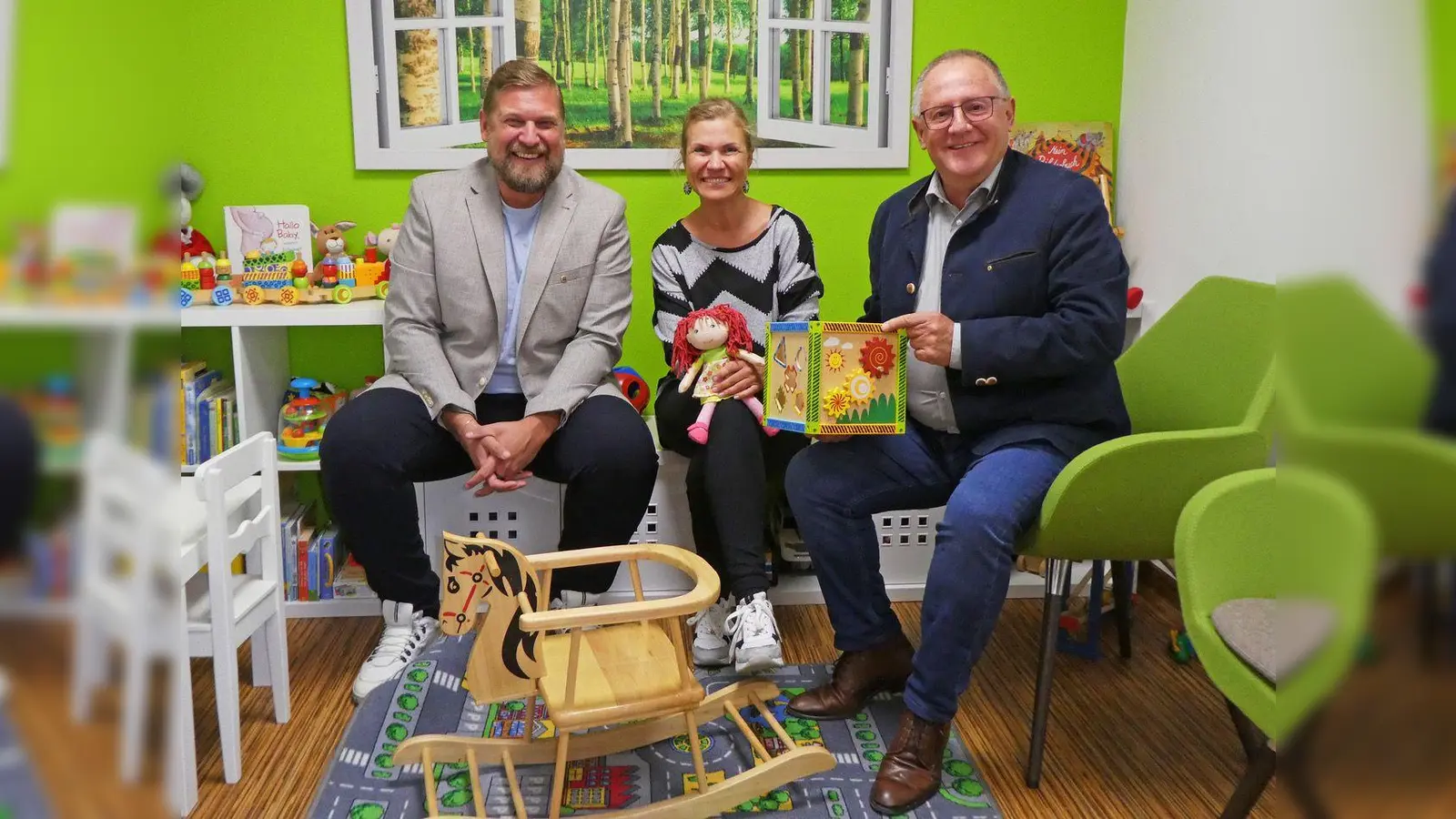 Lions-Präsident Bastian Braun (links) und Elmar Baumer, Vorsitzender des Lions-Hilfswerks Weiden, mit Raimunda Schulze von der Caritas Schwangerschaftsberatung.  (Bild: Lions Club Weiden/exb)