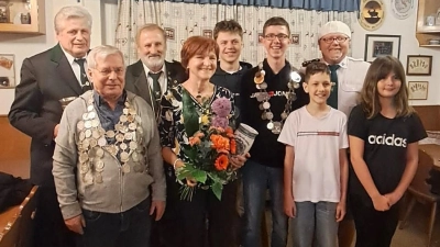 Die neuen Würdenträger bei den Naabtalschützen Unterköblitz. Vorne links Schützenkönig Emmeran Holzgartner, Schützenliesl Christa Appl und Jugendkönig Maximilian Biller, dazu die weiteren Gewinner der Pokale und Geldpreise.  (Bild: Betina Biller)