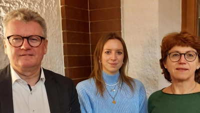 Für die Gebietsverkehrswacht Sulzbach-Rosenberg gibt es eine neue Ansprechpartnerin im Landratsamt: Bürgermeister Michael Göth (links) und Geschäftsführerin Rosalia Wendl (rechts) mit Verena Hiltel von der Unteren Straßenverkehrsbehörde.  (Bild: mfh)