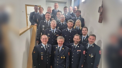 Die Vorstandschaft: vorne links 2. Vorsitzender Georg Simbeck, 1. Vorsitzender Joann Gietl, 1. Kommandant Ulrich Seegerer, 2. Kommandant Johann Dobler; zweite Reihe links Oberlöschmeister Daniel Irlbacher, Schriftführer Tobias Heindl, Jugendwart Matthias Krogner; dritte Reihe links Brandmeister und KBM Andreas Ringlstetter, Kassier Reinhard Monat, Leiterin Kinderfeuerwehr Caro Neidl; dahinter links Kassenprüfer Michael Kasselhof, Kassenprüfer Thomas Holzwarth, Passivensprecher Siegfried Winklmann, Passivensprecher Jürgen Schmid, Löschmeister Max Eimer, Aktivensprecher Louis Roscher, Brandmeister Robert Weber, Gerätewart Christian Graf, Aktivensprecher Tobias Willax (Bild: Tobias Heindl)