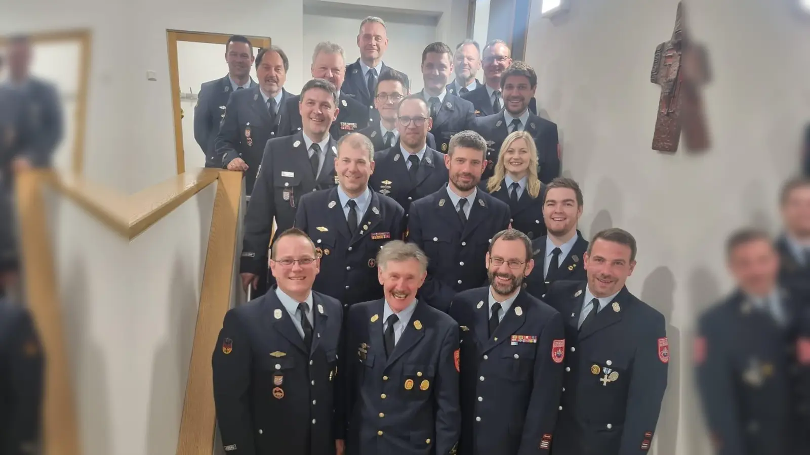 Die Vorstandschaft: vorne links 2. Vorsitzender Georg Simbeck, 1. Vorsitzender Joann Gietl, 1. Kommandant Ulrich Seegerer, 2. Kommandant Johann Dobler; zweite Reihe links Oberlöschmeister Daniel Irlbacher, Schriftführer Tobias Heindl, Jugendwart Matthias Krogner; dritte Reihe links Brandmeister und KBM Andreas Ringlstetter, Kassier Reinhard Monat, Leiterin Kinderfeuerwehr Caro Neidl; dahinter links Kassenprüfer Michael Kasselhof, Kassenprüfer Thomas Holzwarth, Passivensprecher Siegfried Winklmann, Passivensprecher Jürgen Schmid, Löschmeister Max Eimer, Aktivensprecher Louis Roscher, Brandmeister Robert Weber, Gerätewart Christian Graf, Aktivensprecher Tobias Willax (Bild: Tobias Heindl)