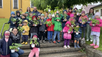 Zahlreiche Waidhauser Kinder werden über den Sommer zu kleinen Gärtnern: Sie ziehen eigene Kürbisse heran. (Bild: Magdalena Mensch/exb)