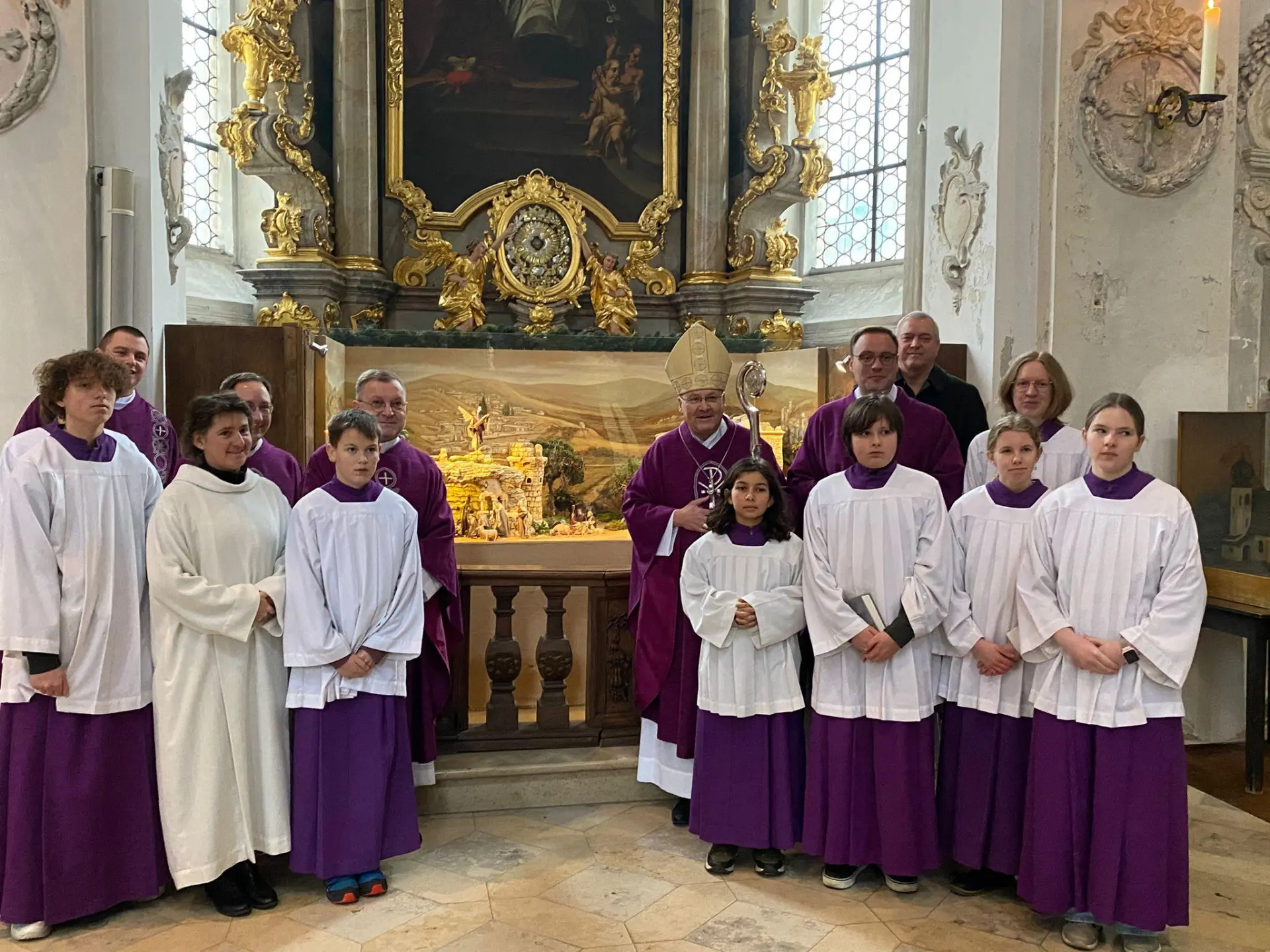 Nach der Pontifikalmesse noch ein Gruppenbild mit Bischof Rudolf Voderholzer, Regionaldekan Markus Brunner, Kaplan Henrik Preuß und Kaplan Johannes Spindler, Reinhard Heldmann, Praktikant Tobias Hirtreiter, Gemeindereferentin Gabriele Papp und den mitwirkenden Ministranten. (Bild: Reinhard Heldmann)