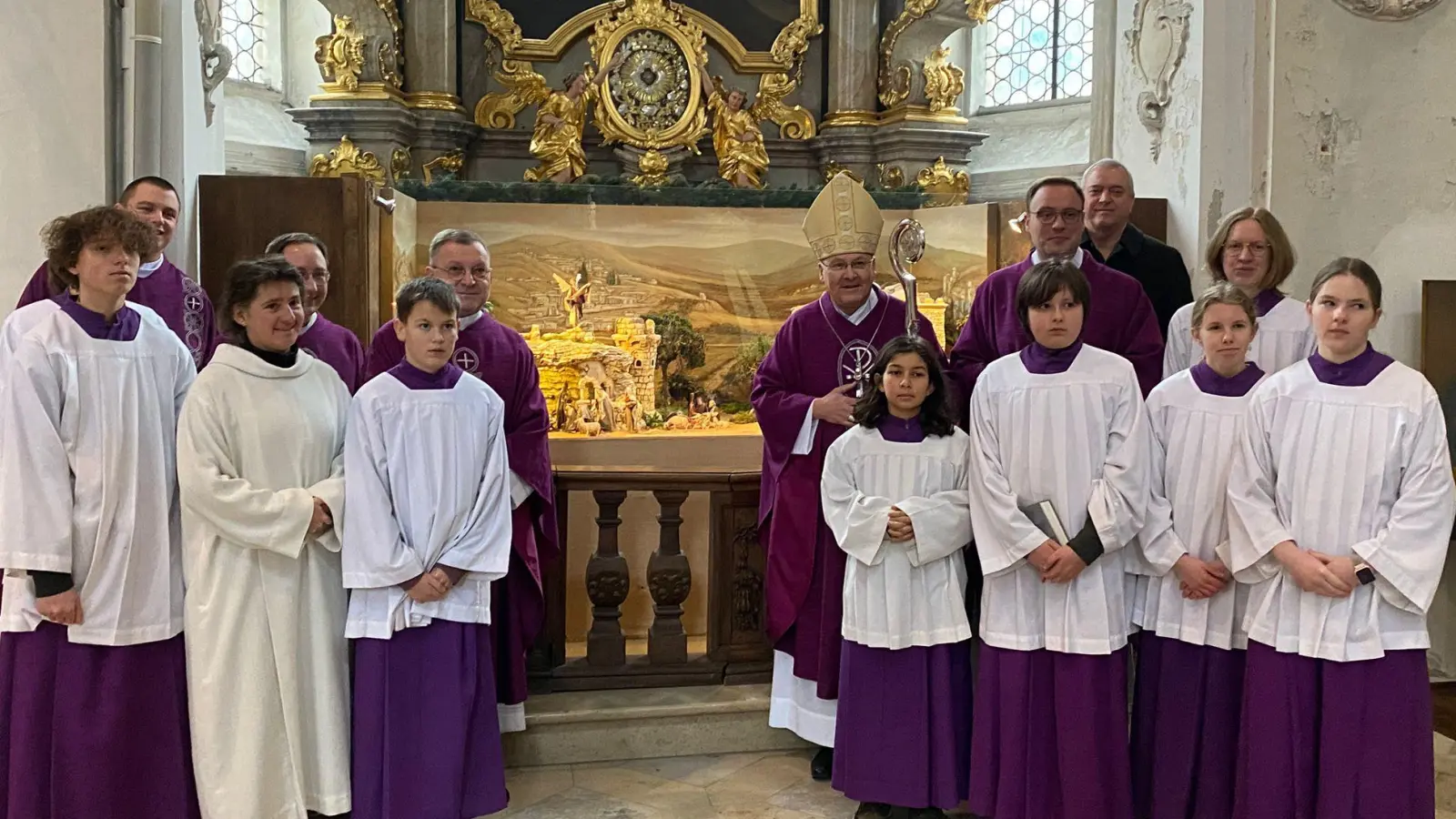 Nach der Pontifikalmesse noch ein Gruppenbild mit Bischof Rudolf Voderholzer, Regionaldekan Markus Brunner, Kaplan Henrik Preuß und Kaplan Johannes Spindler, Reinhard Heldmann, Praktikant Tobias Hirtreiter, Gemeindereferentin Gabriele Papp und den mitwirkenden Ministranten. (Bild: Reinhard Heldmann)