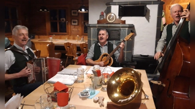 Die Erzbergmusik aus Amberg spielt in der Strobelhütte auf. (Bild: Georg Hüttner/exb)