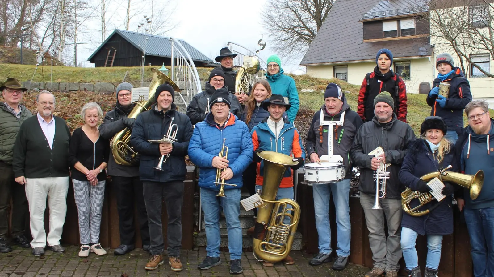 Bei Herbert und Annemarie Rubenbauer (Zweiter und Dritte von links) wartete auf die Fichtelgebirgskapelle Ebnath unter Leitung von Johannes Prechtl (Fünfter von links) ein warmes Mittagessen. (Bild: soj/exb)