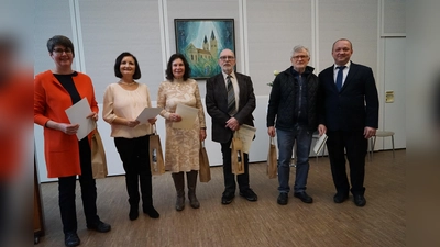 Kirchenmusiker Piotr Pająk (rechts) bedankte sich bei den Geehrten Alexandra Reger, Brigitte Schmidke, Renate Eschenbacher, Ferdinand Meier und Luis Denz mit einem Präsent. (Bild: Roman Landgraf/exb)
