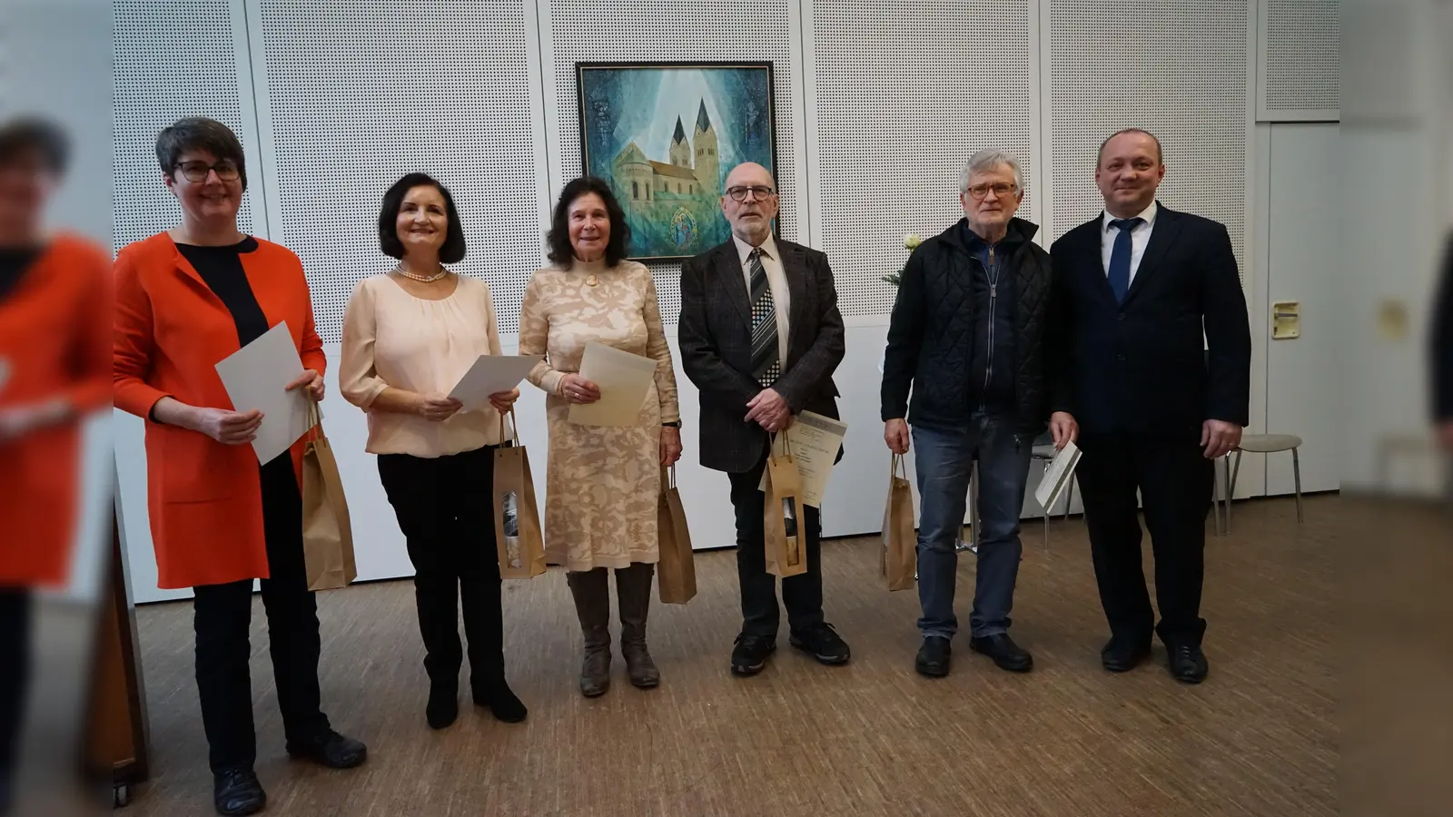 Kirchenmusiker Piotr Pająk (rechts) bedankte sich bei den Geehrten Alexandra Reger, Brigitte Schmidke, Renate Eschenbacher, Ferdinand Meier und Luis Denz mit einem Präsent. (Bild: Roman Landgraf/exb)