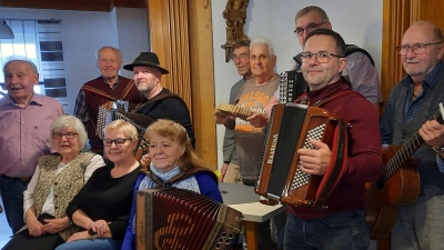 Zünftig ging es wieder zu beim Wirtshaussingen des HAK in Kötzersdorf mit den Musikanten aus der Region.  (Bild: Monika Fink/exb)