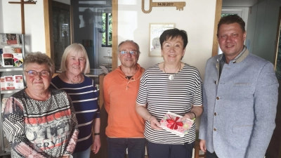 Personen von links nach rechts: Angela Baier, Kassier, Angelika Müller, 1. Vorstand, Klaus Hammer, 2. Vorstand, Rosa Neudert, geehrt für 10 Jahre, Stefan Grillmeier, 1. Bürgermeister der Stadt Mitterteich. (Bild: Barbara Lugert)