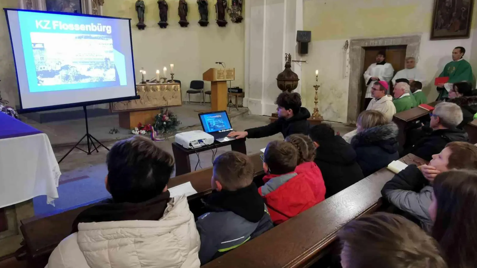 Tschechische Schüler erinnern an Kriege, Terroranschläge und Gräueltaten in der Welt und beten in Bela gemeinsam für Frieden. (Bild: gz)