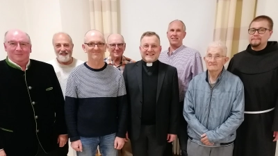 Ehrungen standen bei der Marianischen Männerkongregation auf der Tagesordnung (von links): Präfekt Michael Koller, Ewald Gebhard, Eduard Rauscher, Fahnenträger Franz Hirmer, Zentralpräses Markus Brunner, Martin Weiß, Konrad Kopf und Vizepräses Pater Seraphin. (Bild: Michael Koller/exb)