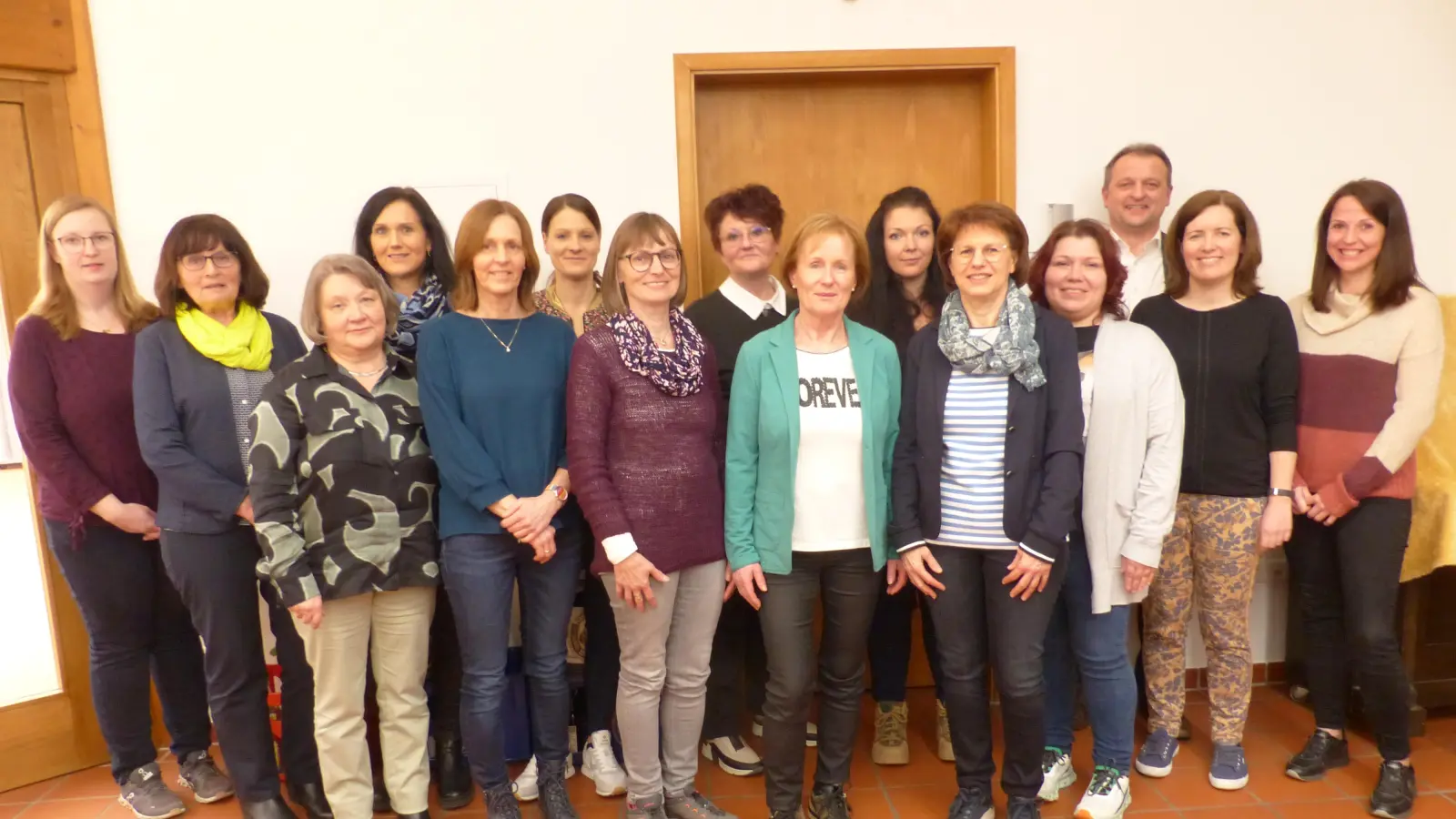 Die Doppelspitze Marga Schieder-Beierl und Manuela Weißenburger (vorne, Dritte und Vierte von rechts) mit der Vorstandschaft und den Übungsleiterinnen sowie Bürgermeister Anton Kappl (Bild: sl)