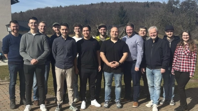 Von links: Sebastian Söhnlein, Florian Renner, Philipp Nitzbon, Uwe Kölbel, Manuel Koller, Bastian Süß, Tizian Weiß, Peter Schötz, Max Graf, Henner Wasmuth, Dieter Dehling, Hans Süß, Dominik Rubenbauer, Lisa Falk. (Bild: Tizian Weiß)