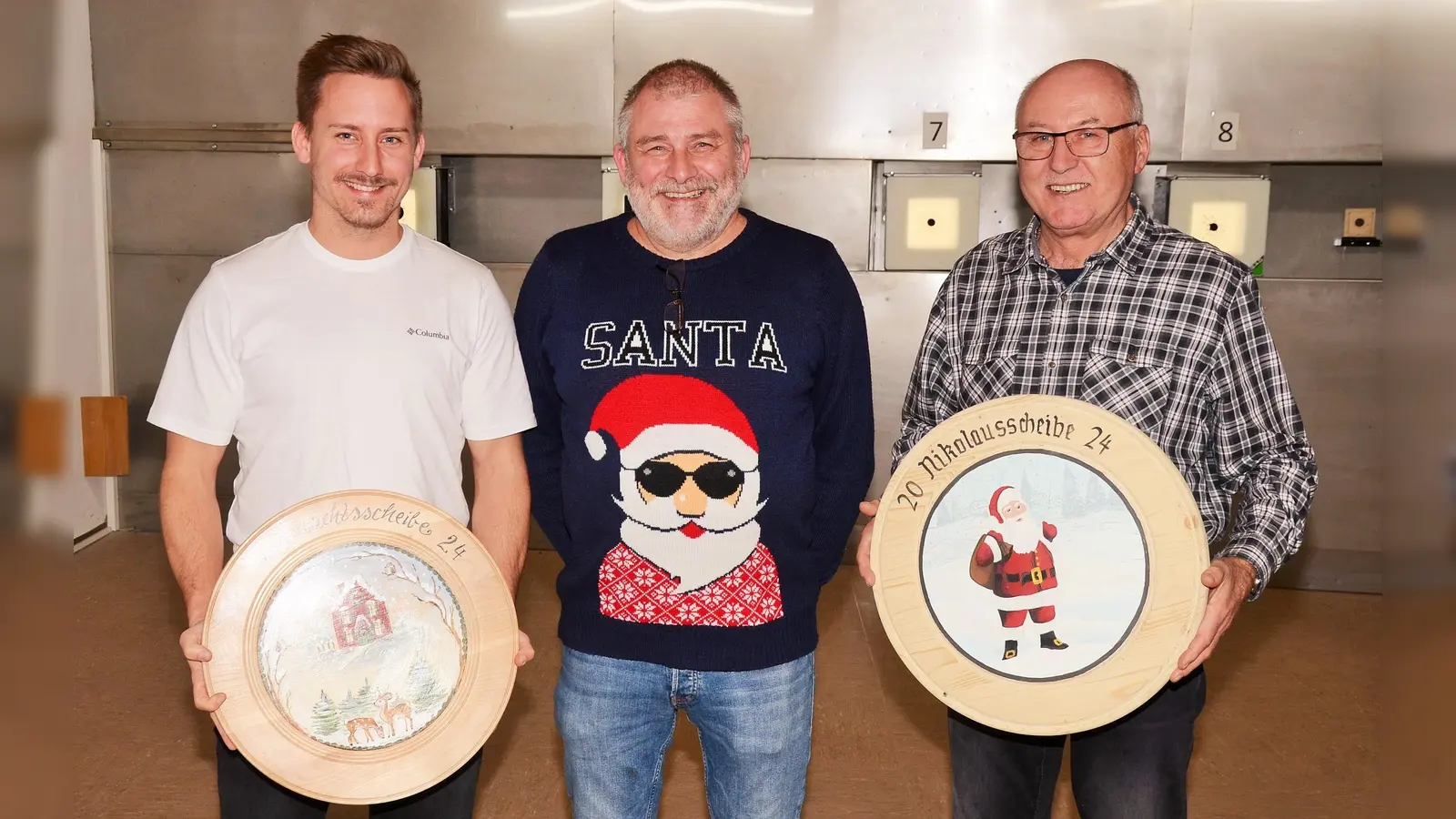 Schützenmeister Werner Grünthaler mit dem Gewinner der Weihnachtsscheibe Daniel Eckert (links) und dem Gewinner der Nikolausscheibe Heinz Faderl. (Bild: Erwin Kolb)