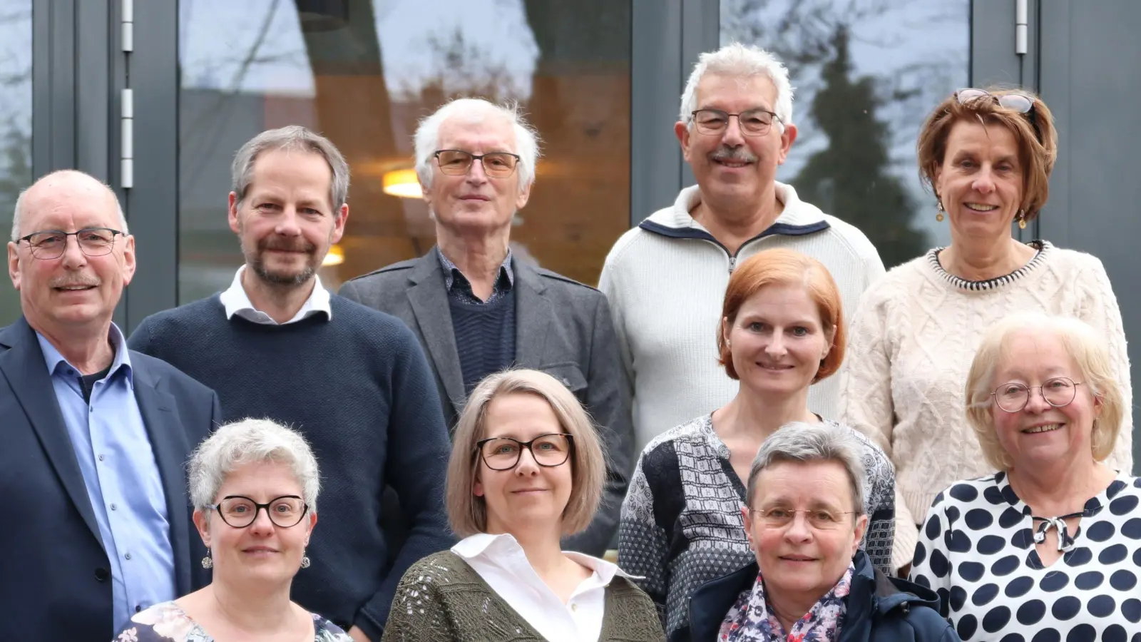 Christine Lier, Vorsitzende des Ökumenischen Klweiderladens, (vorne rechts) und ihre Stellvertreterin Sandra Wolf (vorne links) freuen sich, dass mit den Einnahmen des Kleiderladens wertvolle Projekte und Aktivitäten gefördert werden. Für jeweils 2000 Euro bedanken sich Eduard Freisinger von der Lebenshilfe, Marcel Papp (Förderverein der Pestalozziscchule), Bernhard Saurenbach, Jürgen Stauber (Amberger Tafel) und Birgit Singer-Grimm (Ökumenische Sozialstation) (hinten, von links) sowie Katharina Morgenstern (Ökumenische Sozialstation), Ulrike Pfleger und Marianne Gutwein (Sozialdienst Katholischer Frauen Amberg) (vorne, von links)<br><br><br> (Bild: cog)