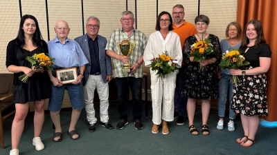 Foto v.l.: Sophia Leeb (Kindergarten St. Josef), Hans Bayer, Bürgermeister Toni Dutz, Rudolf Höcht, Conny Preisinger (Haus für Kinder St. Elisabeth), Volker Höcht, Julia Mayerhöfer, Elisabeth Dobmeier, Franziska Lang (Kindergarten „Tonwerker“). (Bild: Birgit Sailer)