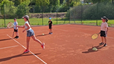 Alle Kinder waren mit großer Freude bei ihrer ersten Tennisstunde dabei.  (Bild: Tobis Kick)