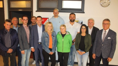 Im Amt bestätigt: Die gesamte Vorstandschaft stellt sich ihrer neuen Amtsperiode mit Vorstand Jürgen Steinhauser (Vierter von rechts), erste Stellvertreterin Anneliese Kühn (fünfte von rechts), zweite Stellvertreterin, Geschäftsführerin und Kassier Stefanie Zeus (Dritte von rechts), Schriftführerin Melanie Gmeiner (vorne Mitte), Kassen Prüfer Jonas König (hinten Mitte) und Oliver Müller (Vierter von links).  (Bild: Karola Wenisch)