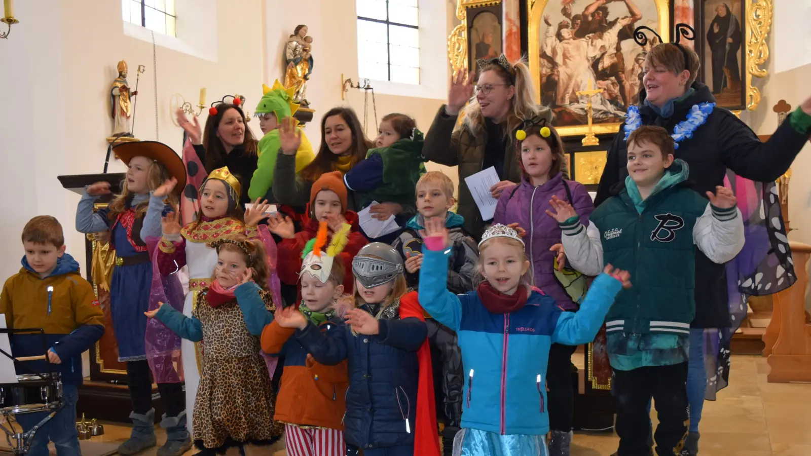 Mit „Einfach spitze, dass du da bist” sangen sich die kleinen und großen Maschkerer ins das Herz der Gottesdienstbesucher. (Bild: Elfriede Winter )