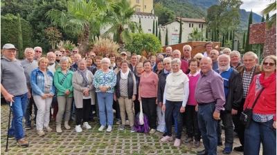 VdK-Reisegruppe vor dem Schloß Trautmannsdorf  (Bild: Ingrid Kaltenecker)