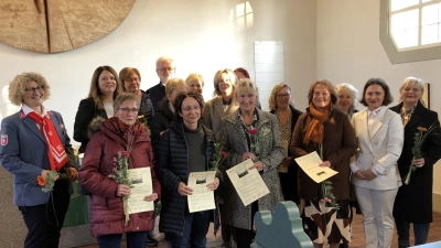 Erste Reihe von links: Heindl Konny, Boethe Birgit, Renedo Doris, Marek Maria, Johanna Lakomski (Leitung amb. Hospizdienst), Birgit Tafelmeier (Ausbildung). Zweite Reihe von links: Kohlhäufl-Steffl Ursula (Diözesanoberin), Edl Sandra, Farmbauer Gerlinde, Fritsch Marianne, Messner Susanne, Bittner Regina (Ausbildung). Dritte Reihe von links: Reindl Christine, Gmehling Karl-Heinz, Lohner Gabriele, Witt-Schwerin Alexandra. (Bild: Susanne Döbereiner)