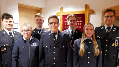 Bei der Jugendfeuerwehr Waldsassen standen Neuwahlen an. Auf dem Bild (von links) Jugendwart Felix Kubitschek, Max Summer, Timo Saller, Leopold Tippmann, Jonathan Blessenberger, Milena Hauer und Kommandant Tobias Tippmann. (Bild: flm)