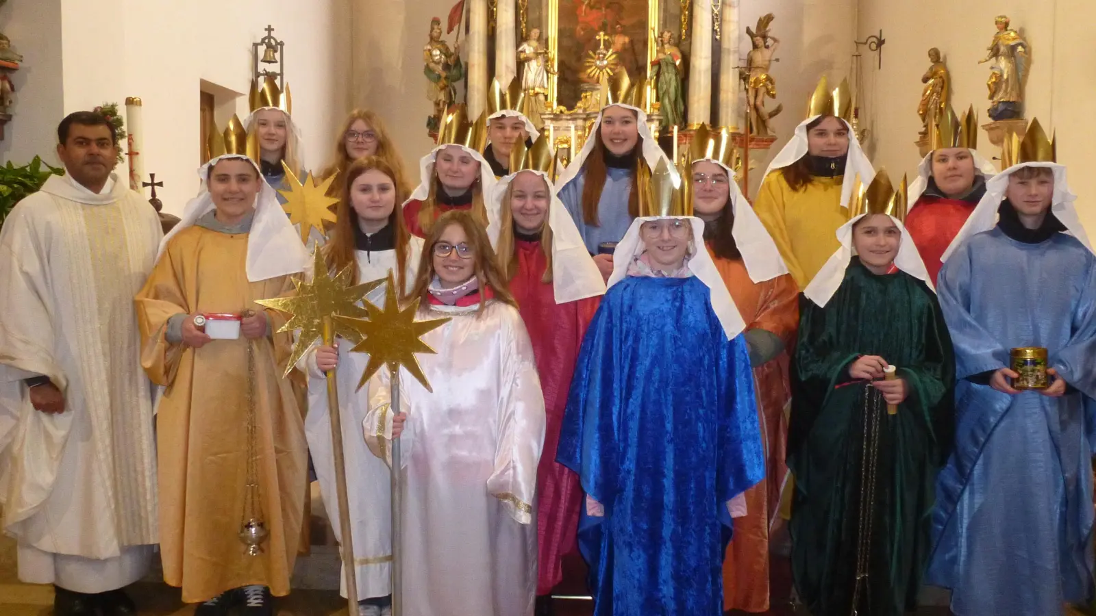 15 Sternsinger erhoben ihre Stimme für notleidende und benachteiligte Kinder. (Bild: Siegfried Bock)