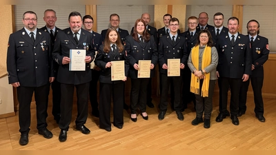 Ehrung und Beförderungen an der Jahreshauptversammlung der Feuerwehr Oberköblitz V.l.n.r.: 1. Kommandant Thomas Schwarz, Kreisbrandmeister Dieter Schweiger, Michael Demleitner, Maximilian Hollweck, Lea Straub, Markus Eichstätter, Celina Prem, Kreisbrandrat Christian Demleitner, Dominik Friedl, Daniel Kurzwart, Jonas Lichtinger, 2. Bürgermeisterin Maria Schlögl, Kreisbrandinspektor Helmut Schatz, 1. Vorsitzender Matthias Lang, 2. Kommandant Peter Bodensteiner, 2. Vorsitzender Franz Jungwirth. (Bild: Kai Jäger)