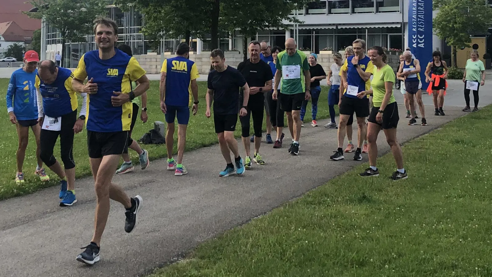 Gemeinsam macht&#39;s einfach mehr Spaß: Die Skivereinigung Amberg hatte zum Tag des Laufens mit Michael Lang, Trainer und amtierender Welt- und Europameister, eingeladen. (Bild: Eveline Süß/exb)