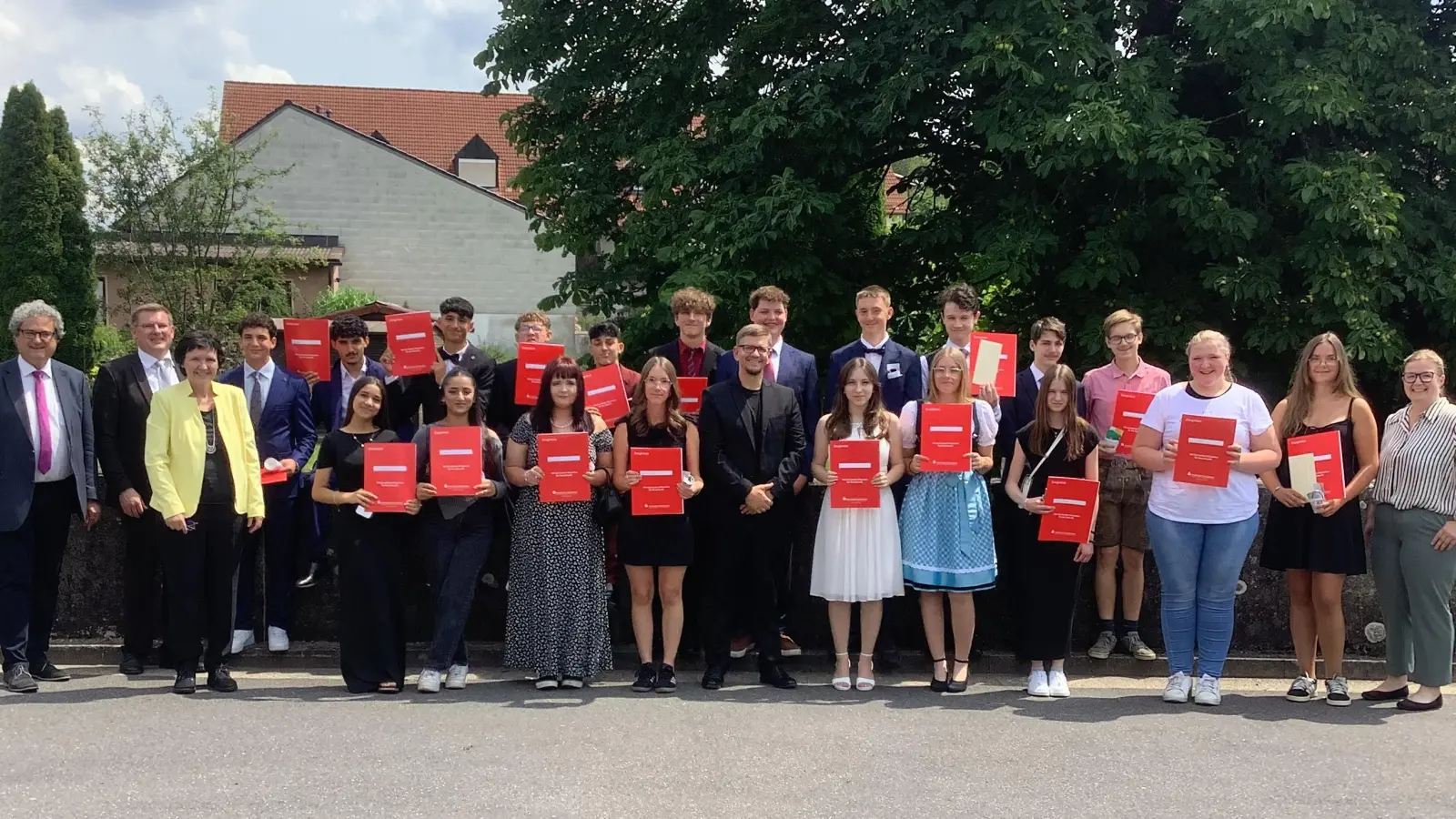 Keiner geht ohne Abschluss: Die neunte Klasse der Mittelschule Pressath mit Klassenleiter Jan Wiltsch (Mitte), Bürgermeister Bernhard Stangl, Konrektor Holger Popp, Schulleiterin Ulrike Neiser (links) und der Vertreterin des Elternbeirats Magdalena Reindl (rechts). (Bild: Hans Walter/exb)