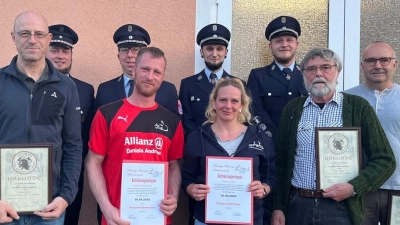 Die Feuerwehr Hermannsreuth ehrte Mitglieder und beförderte Aktive. Im Bild: (vorne, von links) Markus Friedl, Matthias Briesenick, Petra Gerber, Willhelm Schiener und Markus Zant.<br> (Bild: Feuerwehr Hermannsreuth/exb)