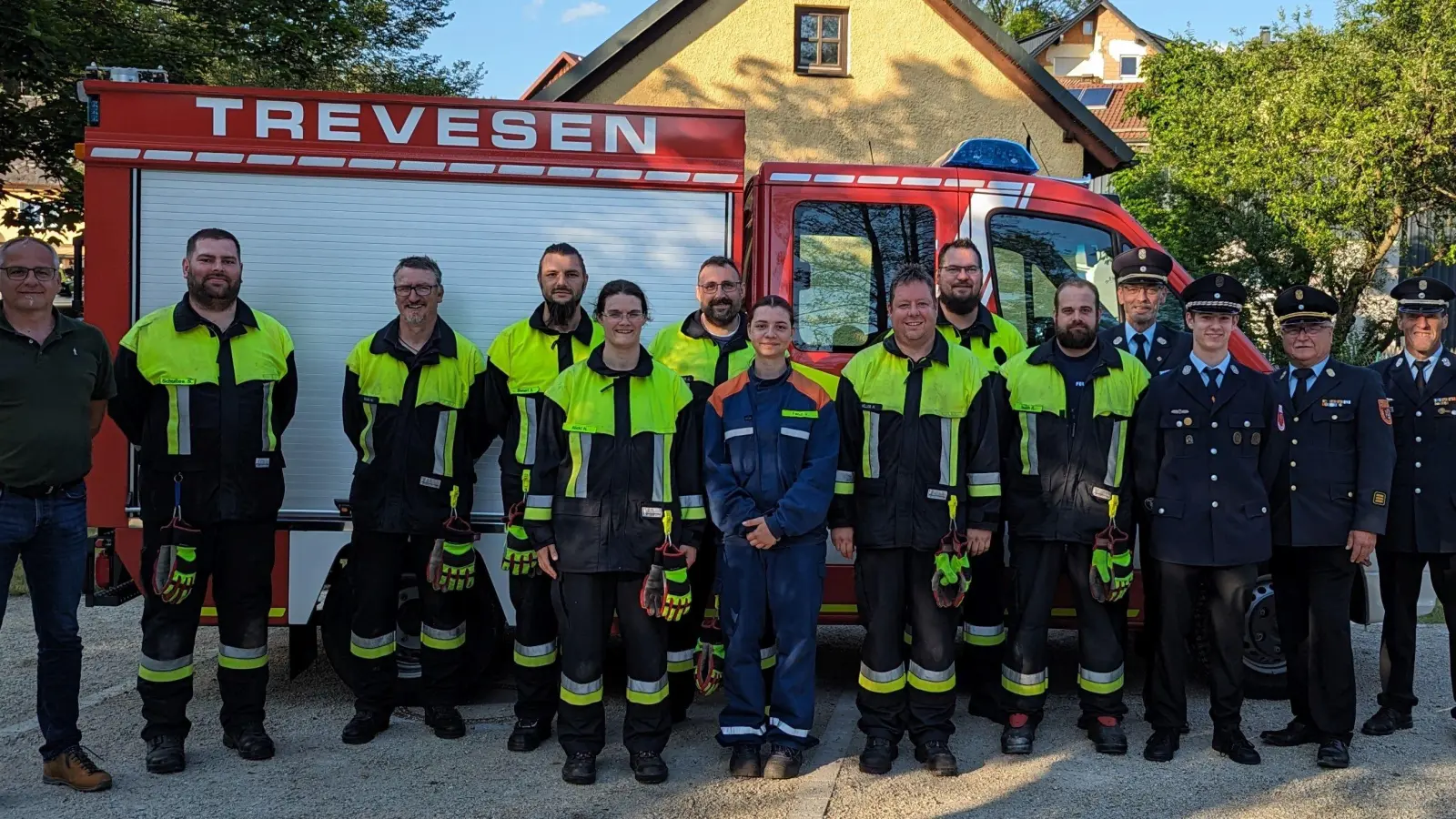 Neun Brandschützer der Feuerwehr Trevesen legten das Leistungsabzeichen „Die Gruppe im Löscheinsatz – Variante 1“ ab. (Bild: Markus Müller/exb)