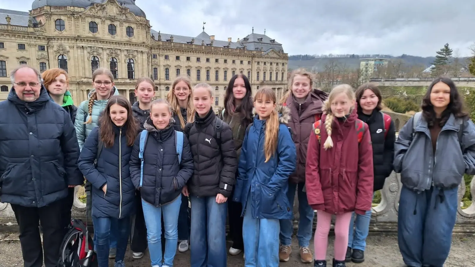 Die Gruppe mit Kursleiter StD Josef Witt ganz links und Schülerinnen und Schülern aus dem Herzog-Christian-August-Gymnasium in Sulzbach-Rosenberg sowie dem Erasmus-Gymnasium und dem Max-Reger-Gymnasium (beide in Amberg) (Bild: Susanne Witt )