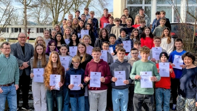 Schulleiter Oberstudiendirektor Stefan Niedermeier (Zweiter von links) sowie die Chemielehrkräfte Heike Schöpe und Johannes Wällisch freuten sich mit den Schülern über die Leistungen. (Bild: Otto-Hahn-Gymnasium/exb)