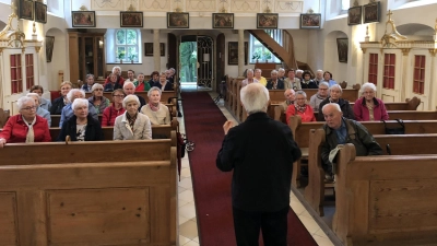 Pfarrer Josef Häring erläutert in seiner unnachahmlichen Art und Weise die Steinbergkirche<br> (Bild: Elisabeth Eiszrich)