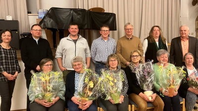 Die Jubilare standen in der Frühjahrsversammlung im Mittelpunkt: (sitzend von links) Maria-Anna Schraml, Anneliese Schraml, Renate Weber, Ingeborg Gebell, Ilse Brandl, Silvia Floranowicz, (stehend von links) Manuela Pappenberger, Pfarrer Markus Bruckner, Zweiter Vorsitzender Rene Dietrich, Norbert Schmid, Michael Floranowicz, Vorsitzende Christina Kastner und Bürgermeister Günter Kopp.<br> (Bild: Ralf Kastner/exb)