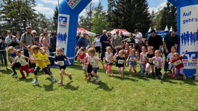 So viele Kinder wie noch nie starteten beim Wiesenlauf des Sportklubs Fürnried. (Bild: Jennifer Härlein)