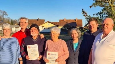 Der Hirschauer Wanderverein ehrt langjährige Mitglieder (von links): Schriftführerin Christa Kindzorra, Streckenwart Manfred Kindzorra, Franz Baier (25 Jahre), Waltraud Hausmann (10 Jahre), Schatzmeisterin Carmen Renner, Zweiter Vorsitzender Dominik Pentner und Erster Vorsitzender Christian Renner. (Bild: u)