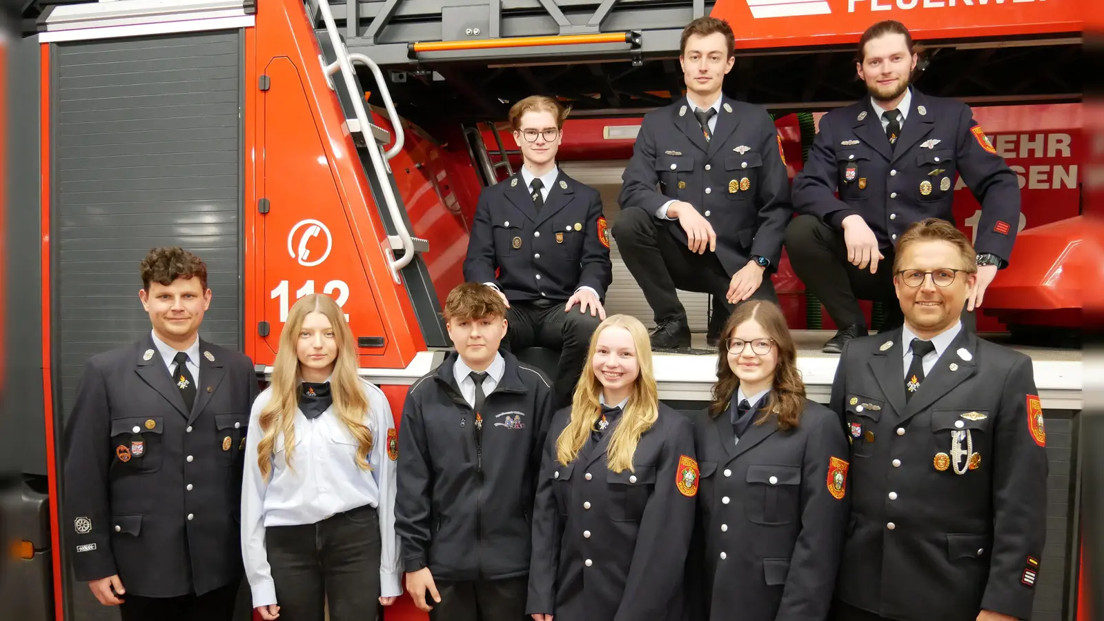 Die neu gewählte Vorstandschaft der Jugendfeuerwehr Waldsassen mit Kommandant Tobias Tippmann (rechts), Schülerwart Georg Mayer (rechts oben), dem neuen Jugendwart Julius Wilholm (daneben) und dem bisherigen Jugendwart Felix Kubitschek (links). (Bild: Florian Müller)