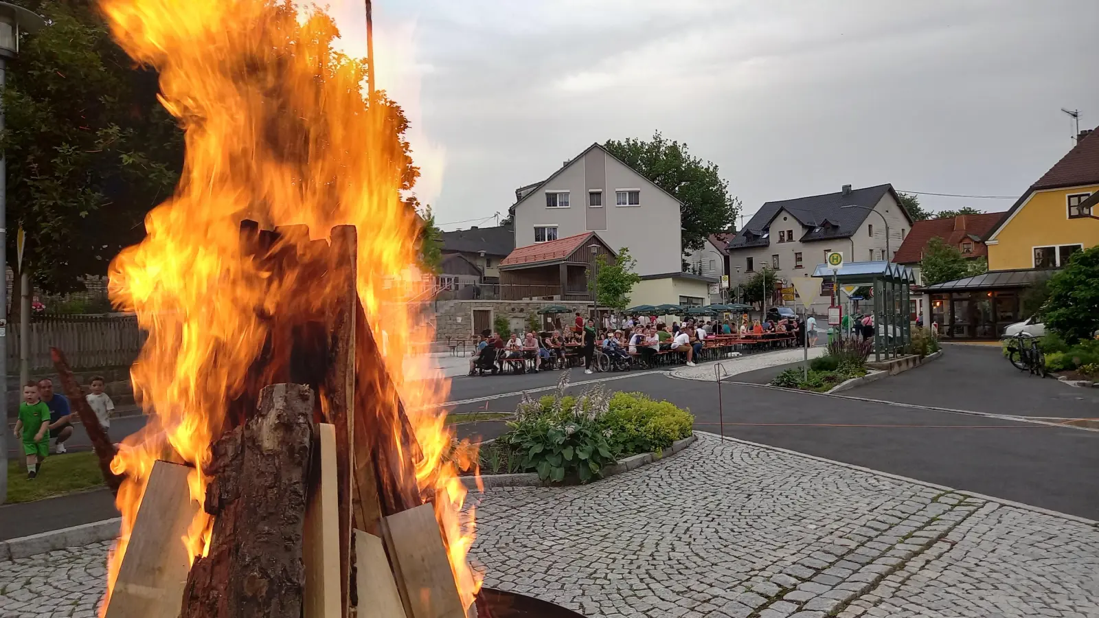 Die Junge Union entzündete erstmals ein Johannisfeuer auf dem neugestalteten Ebnather Marktplatz. (Bild: Josef Söllner/exb)