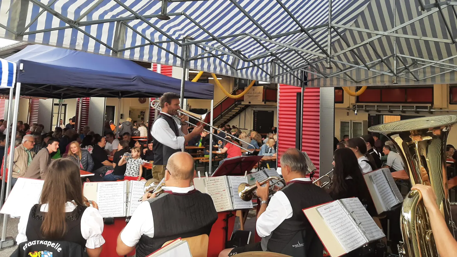 Im „Trockenen” konnten die hunderten Besucher den Klängen der Stadtkapelle Eschenbach am Gartenfest lauschen.  (Bild: Korbinian Dunzer/exb)