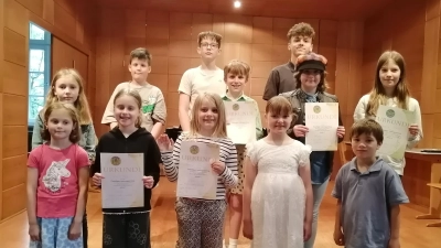 hinteren Reihe von links nach rechts: Emilio Schu, Ivan Kulachek, Felix Hötzel Helena Pajak, Anton Seidl (Junior 1) Karolina Fiedler (Junior1) Veronika Staeck(Junior2) Johanna Ermer, Livia Hopf (Junior1), Luise Hösl (Junior1) Felicia Müller, Frederick Schnabl (Bild: Wolfgang Charanza )