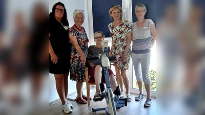 Beim Sommerfest gab es eine Überraschung im AWO-Seniorenheim Hans Bauer: einen neuen Bewegungstrainer. Von links Heimleiterin Daniela Jenke, Ehrenvorsitzende Hilde Zebisch, Bewohnervertretung Gisela Musil, Vorsitzende Gabi Laurich und Stellvertreterin Olena Khibovska. (Bild: Daniela Jenke)